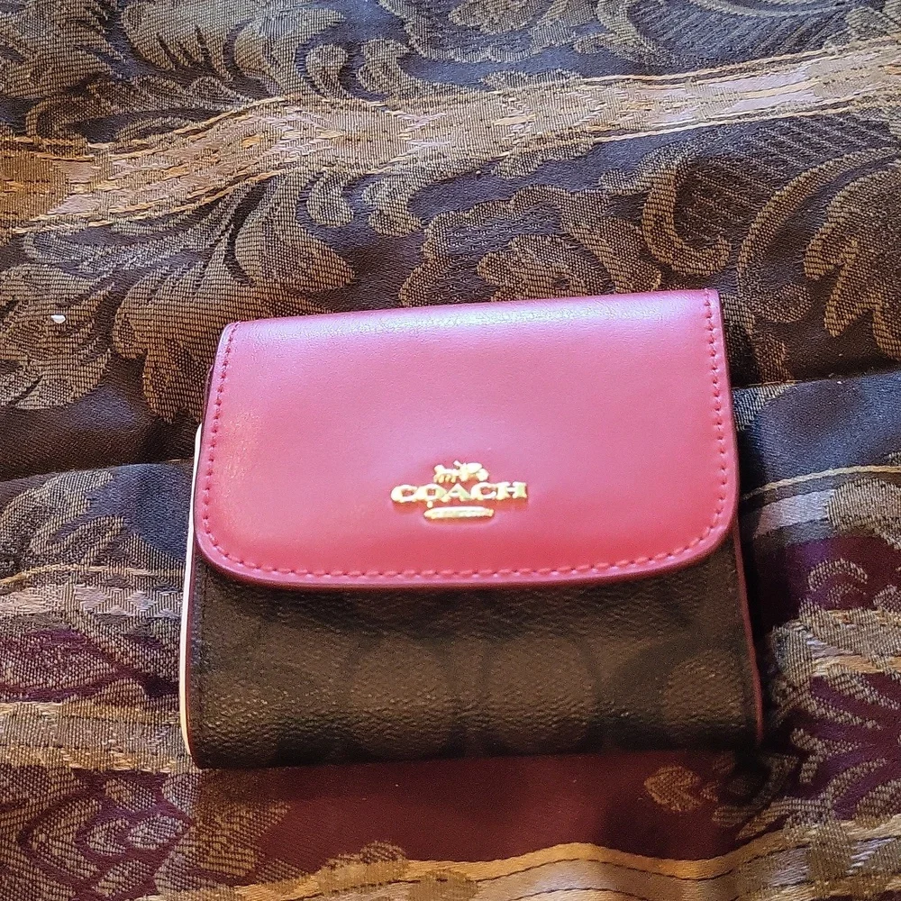 Coach leather small wallet sig leather inside red leather new dust cover 🎶